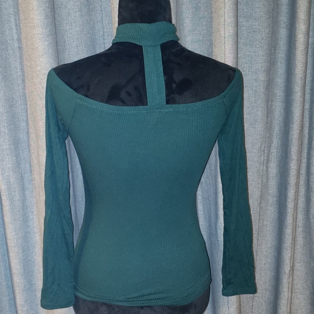 Off the Shoulder, choker top. - Picture 6 of 7